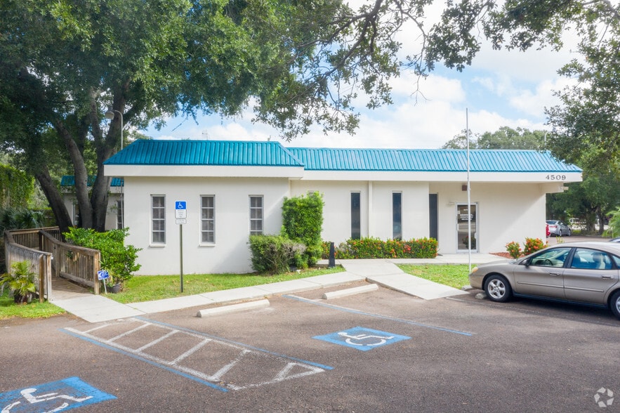 4509 Bee Ridge Rd, Sarasota, FL for sale - Building Photo - Image 2 of 33