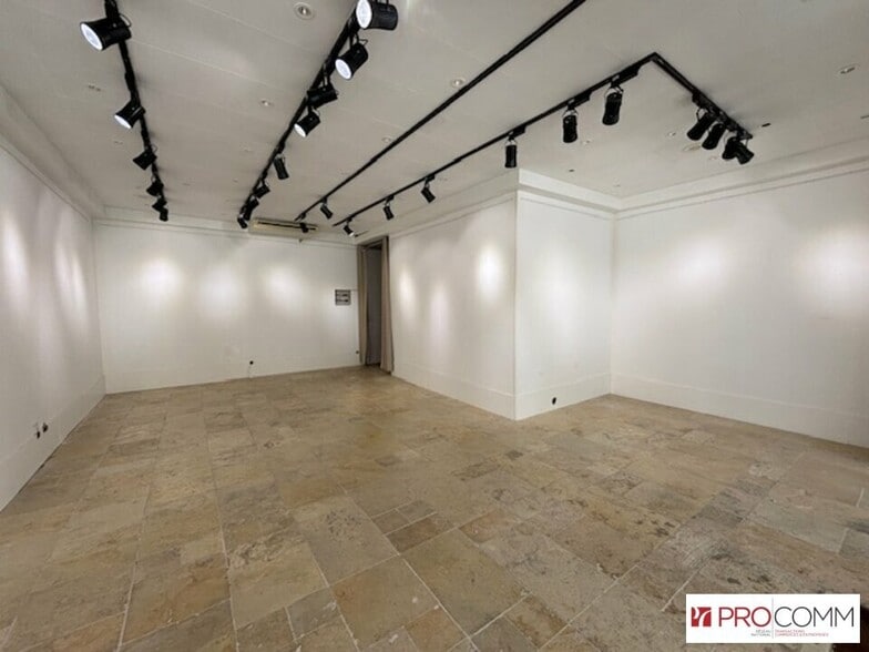 Retail in Orange for lease - Interior Photo - Image 2 of 5