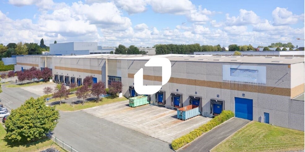 Industrial in Neuville-en-Ferrain for lease - Building Photo - Image 2 of 7