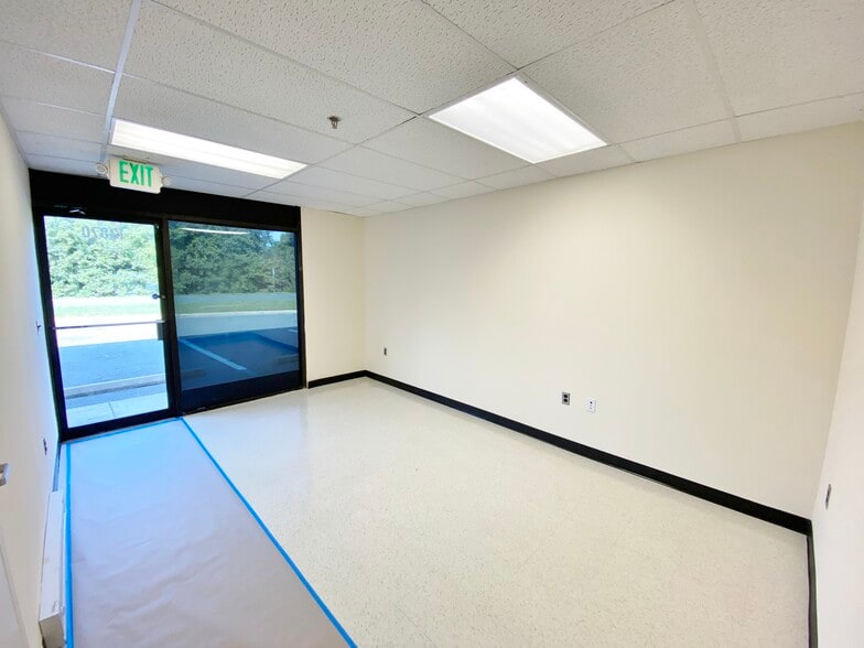 13848-13876 Dawson Beach Rd, Woodbridge, VA for lease - Interior Photo - Image 3 of 10