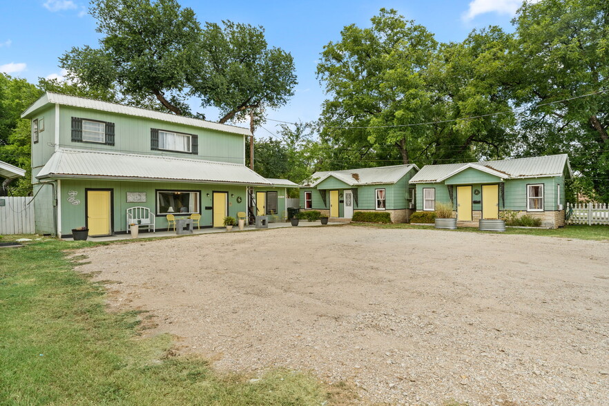 702 W Wallace St, San Saba, TX à vendre - Photo du bâtiment - Image 1 de 54