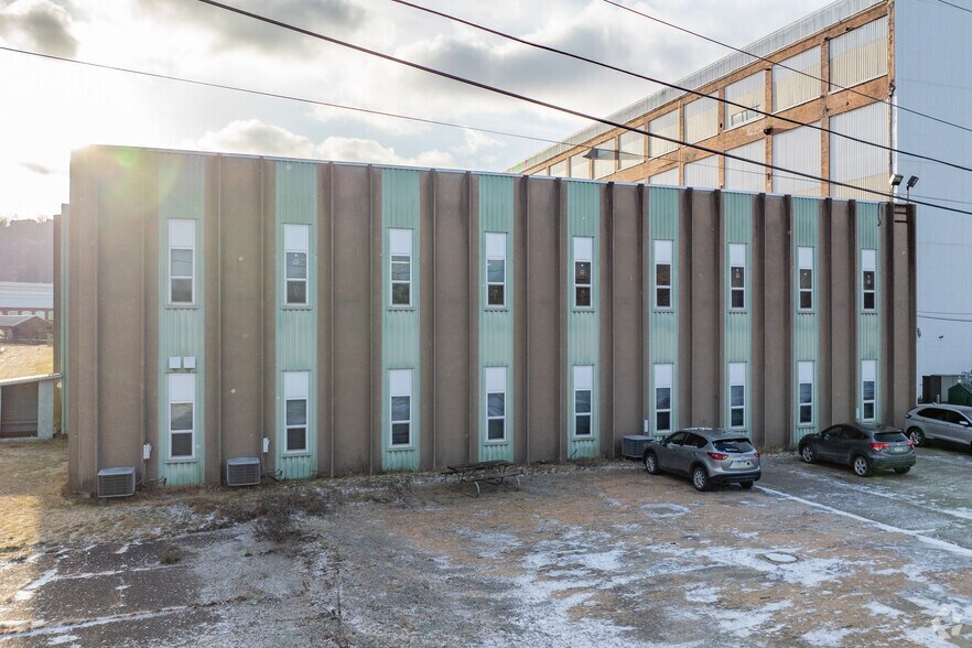 1003-1005 Airbrake Ave, Wilmerding, PA à louer - Photo du bâtiment - Image 2 de 4