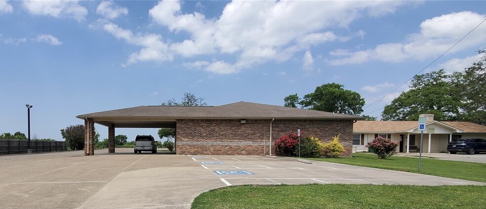 626 W Main St, Fairfield, TX for lease - Building Photo - Image 1 of 55