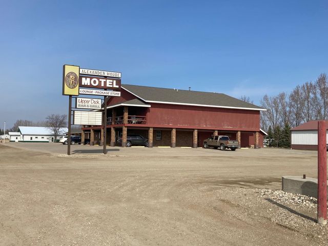 903 Park St W, Park River, ND for sale - Building Photo - Image 1 of 18