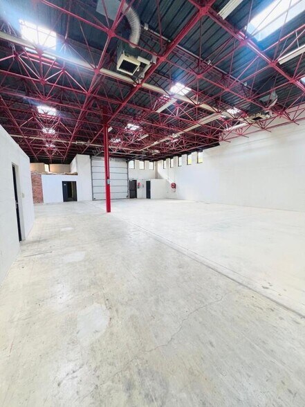 Flex in Montigny-le-Bretonneux for lease - Interior Photo - Image 2 of 16