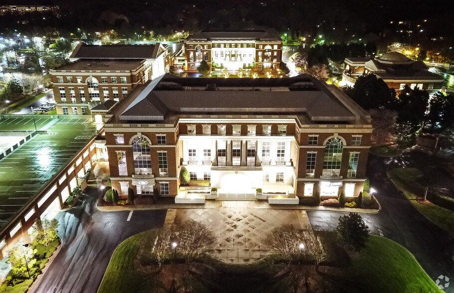 6801 Carnegie Blvd, Charlotte, NC à louer - Photo du bâtiment - Image 2 de 19