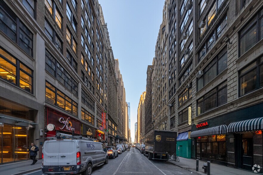 260 W 35th St, New York, NY à louer - Photo du bâtiment - Image 3 de 19