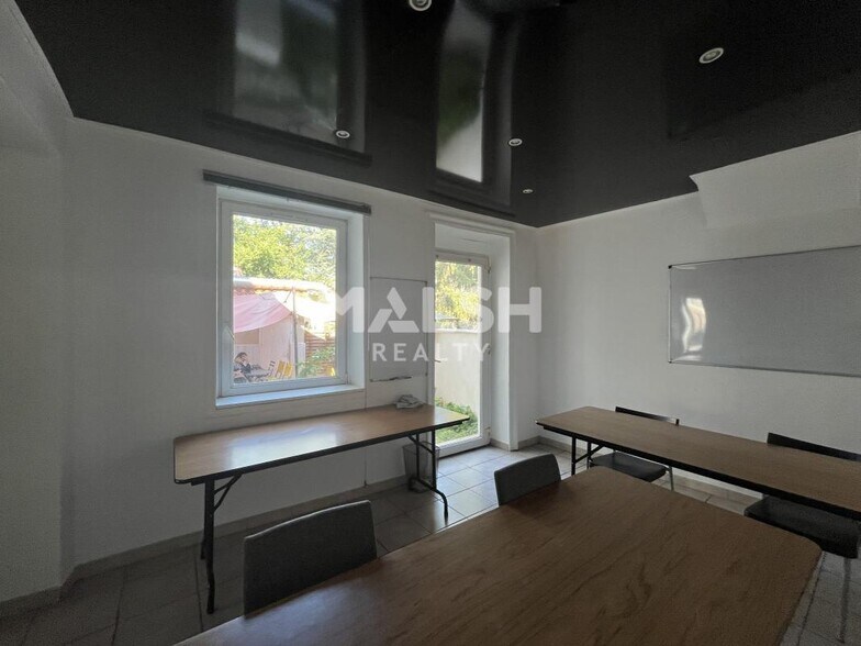 Retail in Saint-Genis-Laval for sale - Interior Photo - Image 3 of 5