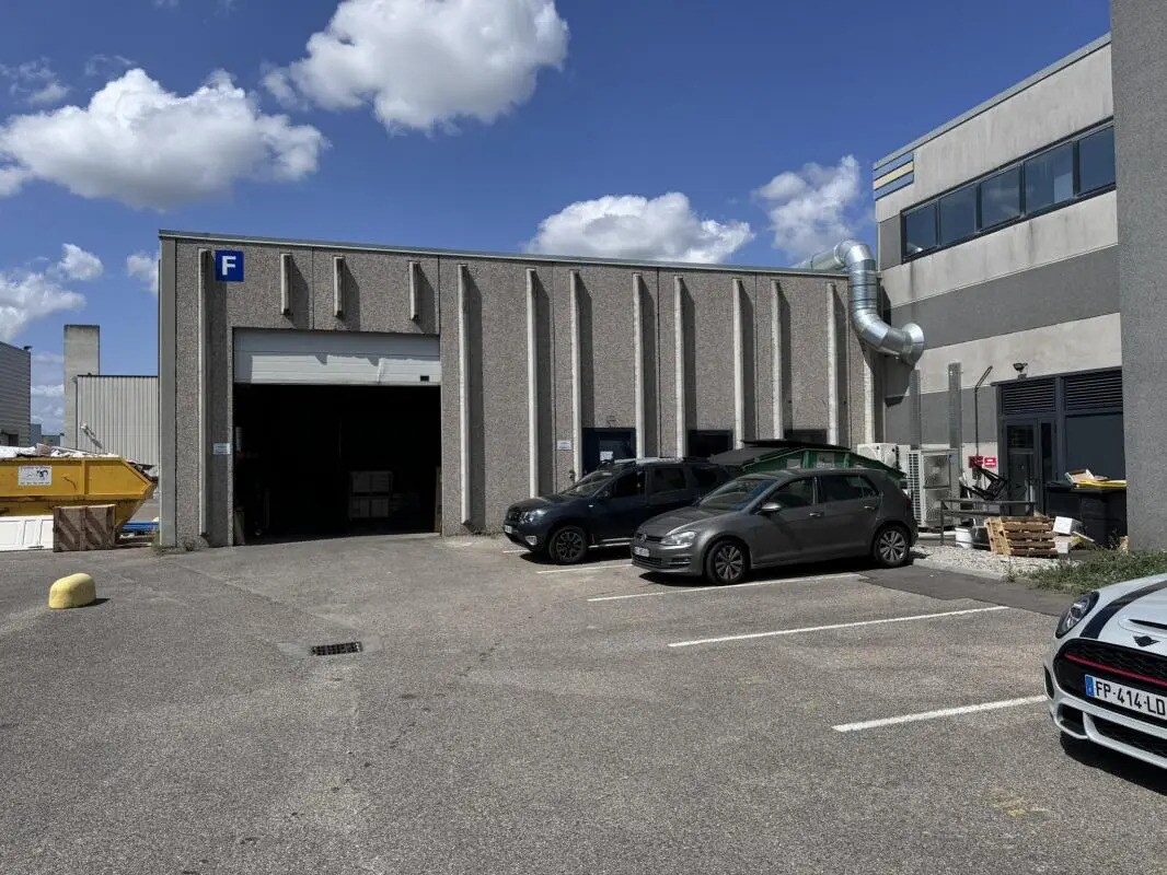 Office in Chaponnay for lease Building Photo- Image 1 of 12