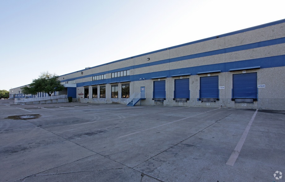 1720 Hayden Dr, Carrollton, TX for lease - Building Photo - Image 3 of 4