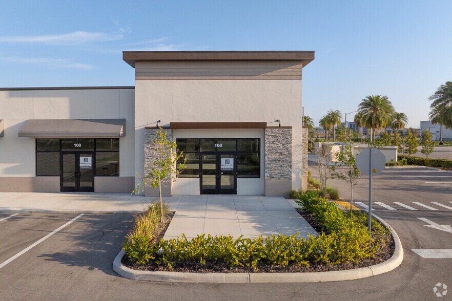 12252 Itec Park Dr, Fort Myers, FL à louer - Photo du bâtiment - Image 2 de 8