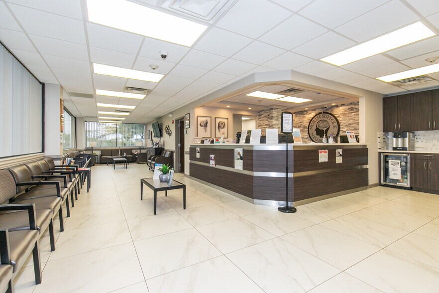 1010 Route 112, Port Jefferson, NY à vendre - Photo intérieure - Image 3 de 10