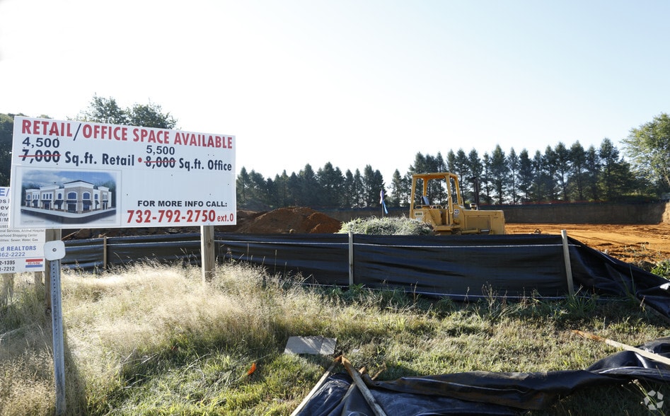 123 State Route 33, Manalapan Township, NJ for lease - Building Photo - Image 2 of 7