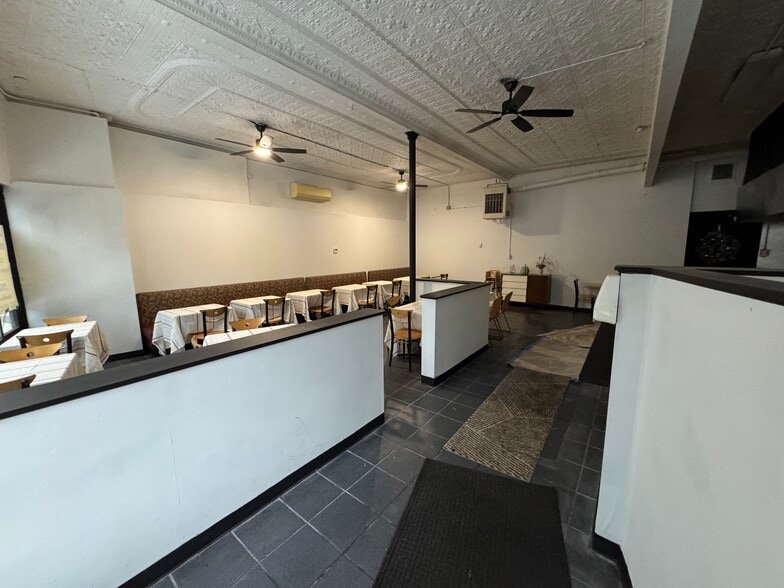 1132 Monroe Ave, Rochester, NY à vendre - Photo intérieure - Image 3 de 20