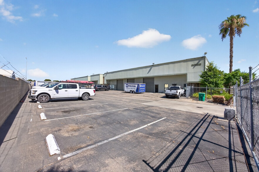Larkin-Westover Industrial Portfolio portefeuille de 2 propriétés à vendre sur LoopNet.ca - Photo du bâtiment - Image 3 de 12