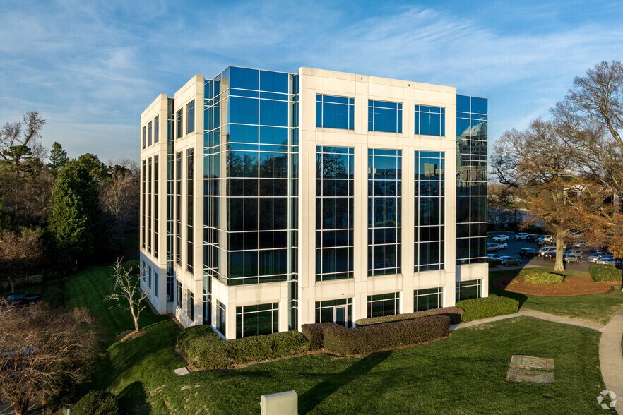5925 Carnegie Blvd, Charlotte, NC à louer - Photo du bâtiment - Image 2 de 4