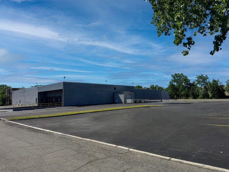 343 Murray Hill Pky, East Rutherford, NJ for lease - Building Photo - Image 2 of 3
