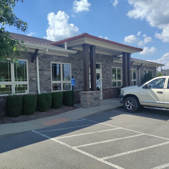 4048 Luke Ct, Murfreesboro, TN à louer - Photo du bâtiment - Image 2 de 7