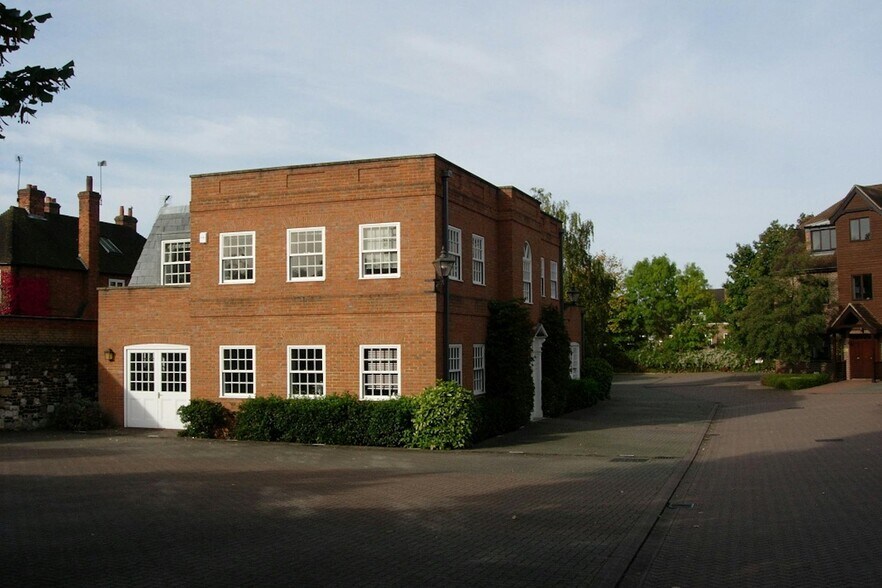 1 Waverley Ln, Farnham à louer - Photo du bâtiment - Image 2 de 4