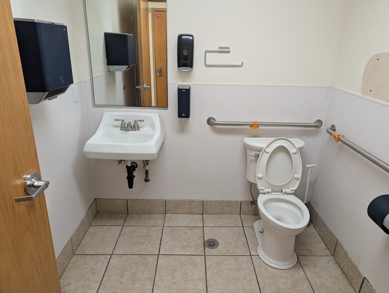 4694-4696 S 200 W, Salt Lake City, UT for lease - Building Photo - Image 2 of 30