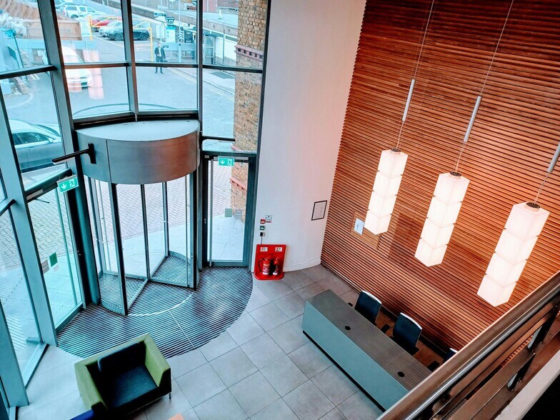 18-19 Station Rd, Sunbury On Thames à louer - Photo intérieure - Image 1 de 12