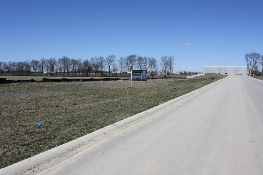 13 CR & W 800, Pendleton, IN for sale - Primary Photo - Image 1 of 5
