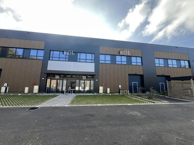 Industrial in Trappes for lease - Building Photo - Image 3 of 4