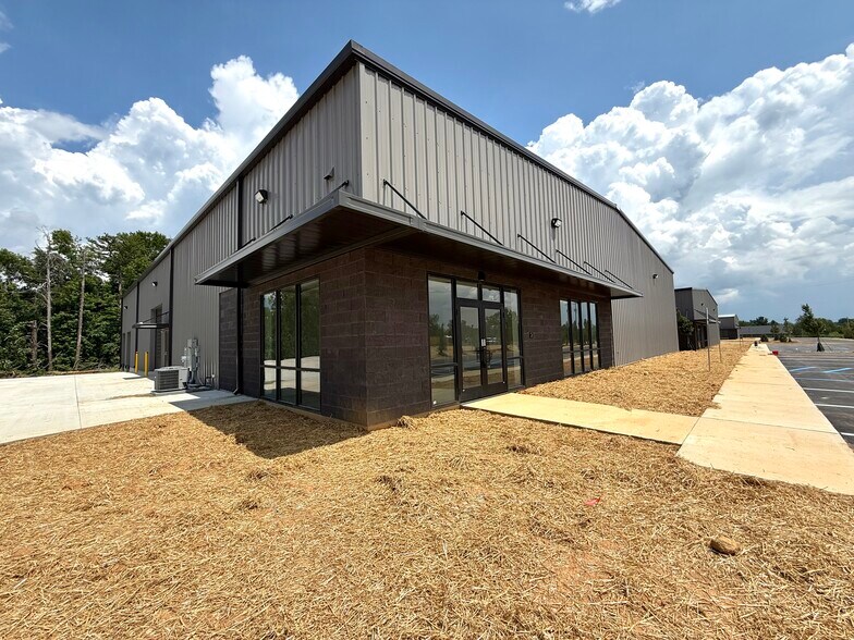 100 War Birds blvd, Spartanburg, SC à louer - Photo principale - Image 1 de 23