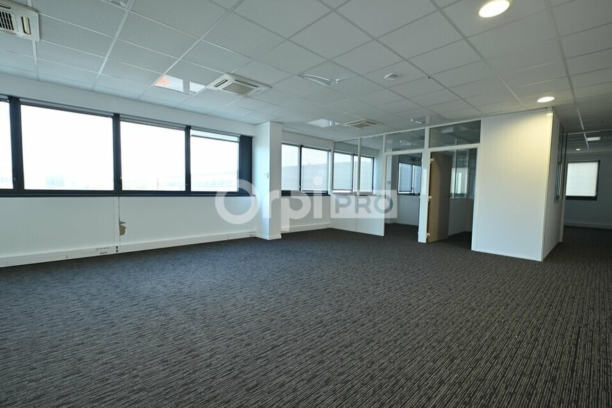 355 Avenue Henri Schneider, Meyzieu for lease - Interior Photo - Image 1 of 29