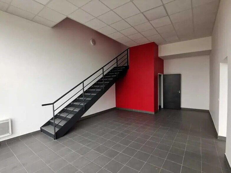 Local d'activités dans Moissy-Cramayel à vendre - Photo du bâtiment - Image 2 de 5
