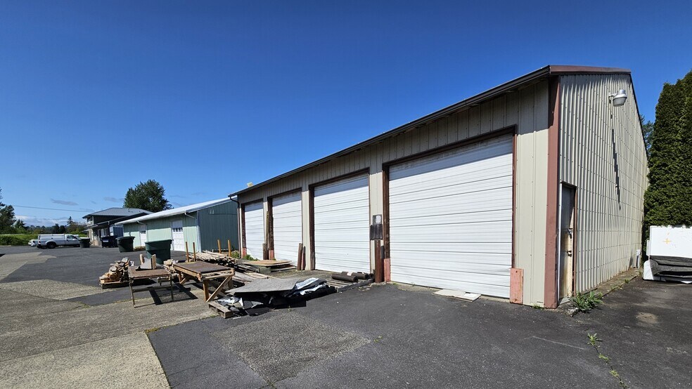 1309-1310 Elm Place portefeuille de 3 propriétés à vendre sur LoopNet.ca - Photo du bâtiment - Image 3 de 19