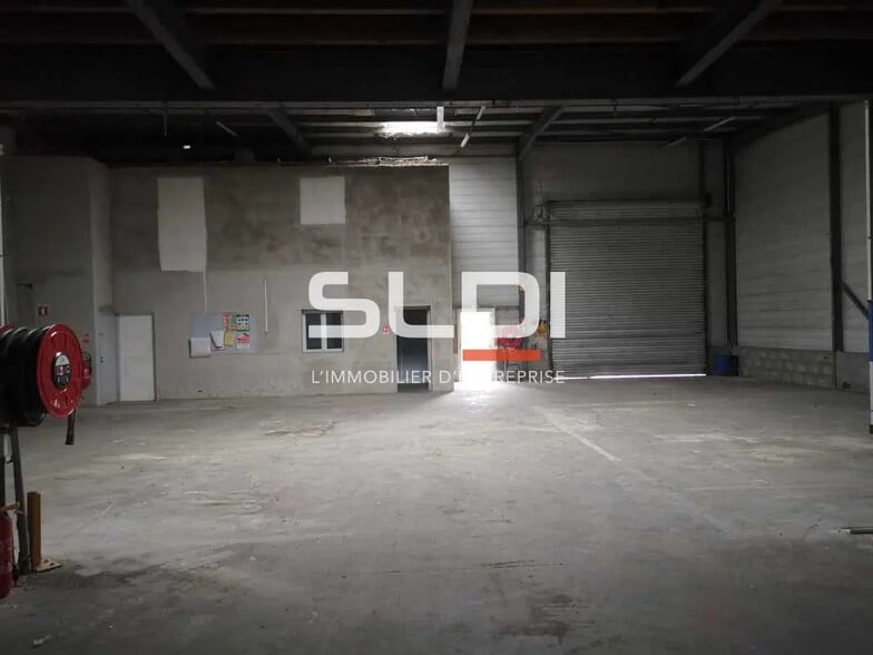 Flex in Toussieu for lease - Interior Photo - Image 2 of 10