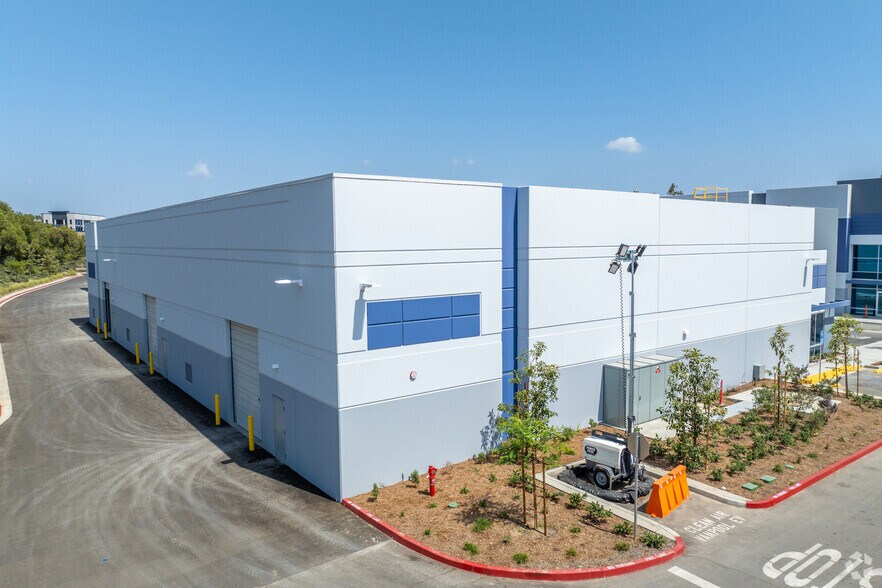 2408 Hook Dr, Simi Valley, CA à vendre - Photo du bâtiment - Image 3 de 5