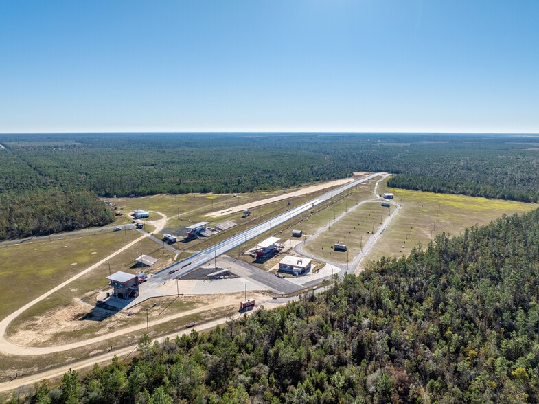 21281 NW Apache Rd, Fountain, FL for sale - Building Photo - Image 2 of 7