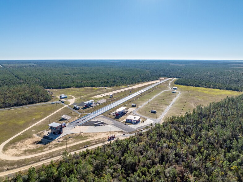 21281 NW Apache Rd, Fountain, FL à vendre - Photo du bâtiment - Image 2 de 7