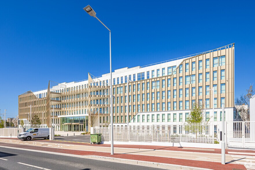 Bureau dans Nanterre à louer - Photo du bâtiment - Image 3 de 6