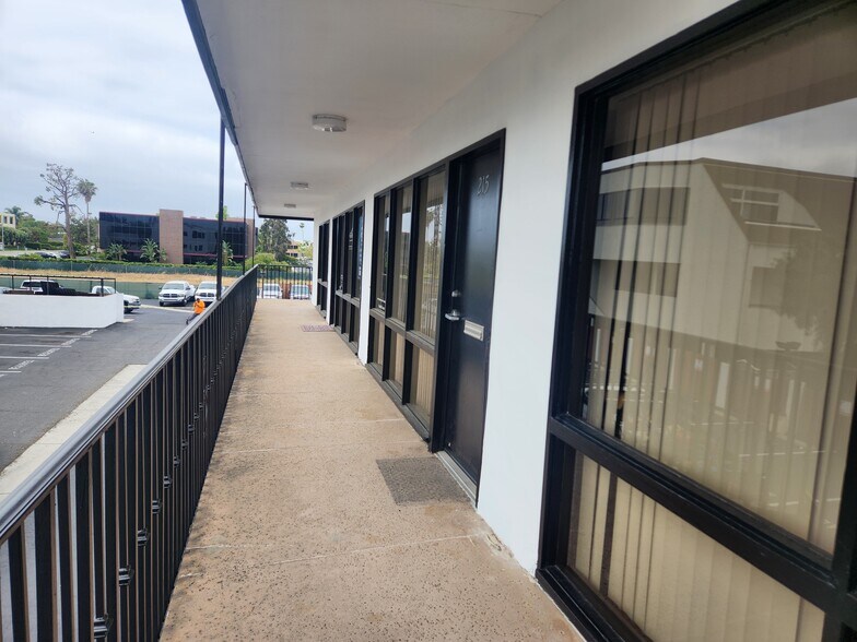 2072 SE Bristol St, Newport Beach, CA à louer - Photo du bâtiment - Image 2 de 5