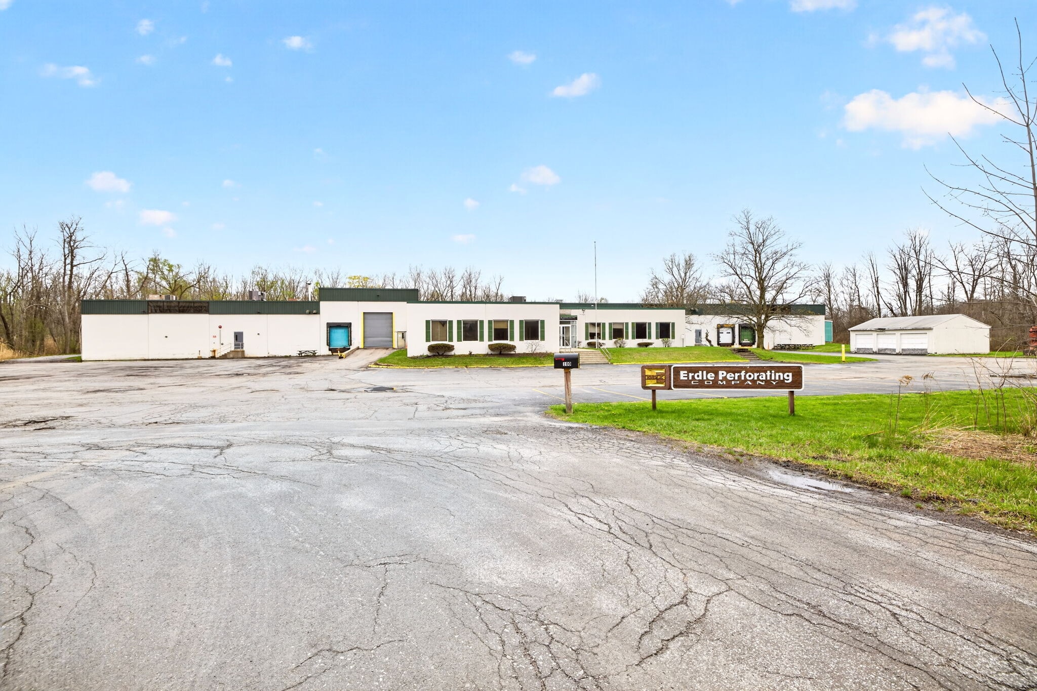 100 Pixley Industrial Pky, Rochester, NY à vendre Photo principale- Image 1 de 8