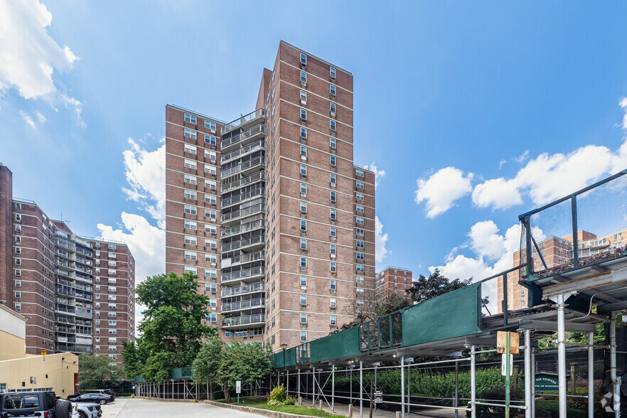 5940 Queens Blvd, Woodside, NY à louer - Photo du bâtiment - Image 3 de 26
