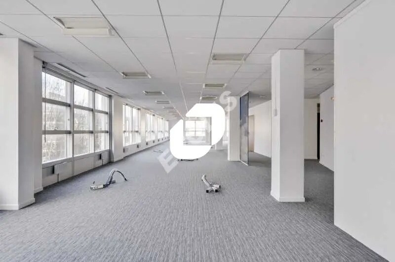 Office in Saint-Denis for lease - Interior Photo - Image 2 of 11