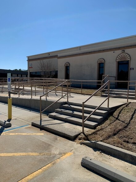 200 W Parkway Dr, Egg Harbor Township, NJ for lease - Building Photo - Image 3 of 20