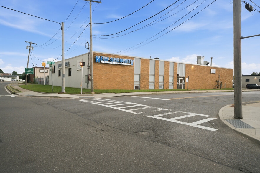 315 Ralph Ave, Copiague, NY à vendre - Photo du bâtiment - Image 3 de 46