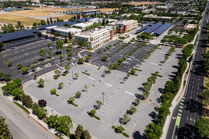 9600 Ming Ave, Bakersfield, CA à louer - Photo du bâtiment - Image 2 de 11