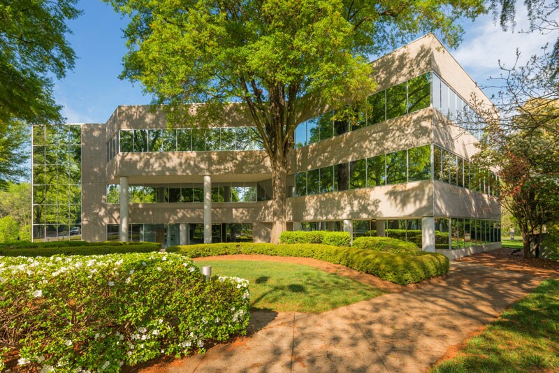 4501 Charlotte Park Dr, Charlotte, NC à louer - Photo du bâtiment - Image 1 de 4