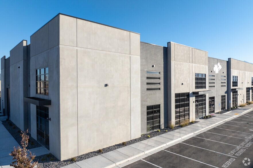 11196 Redwood Rd, South Jordan, UT à louer - Photo du bâtiment - Image 3 de 5