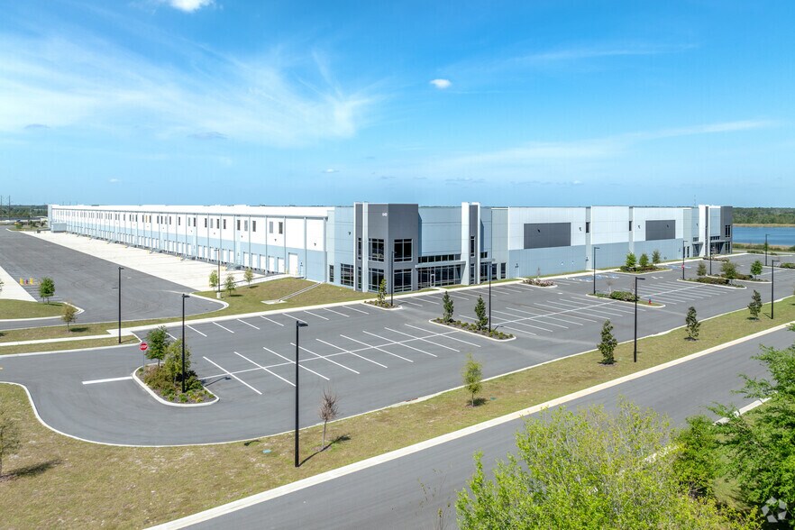 C Fred Jones Blvd, Auburndale, FL à louer - Photo du bâtiment - Image 3 de 10