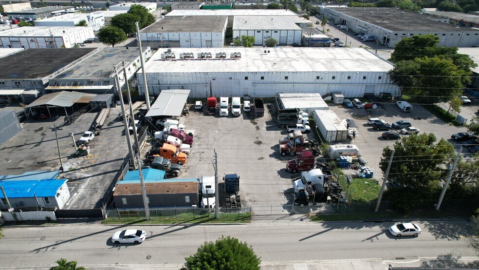 9803 NW 80th Ave, Hialeah, FL à vendre - Photo du bâtiment - Image 2 de 7