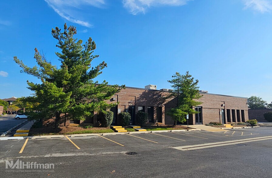 825 N Cass Ave, Westmont, IL à louer - Photo du bâtiment - Image 2 de 9