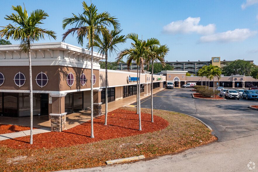 4350 Fowler St, Fort Myers, FL à louer - Photo du bâtiment - Image 1 de 8