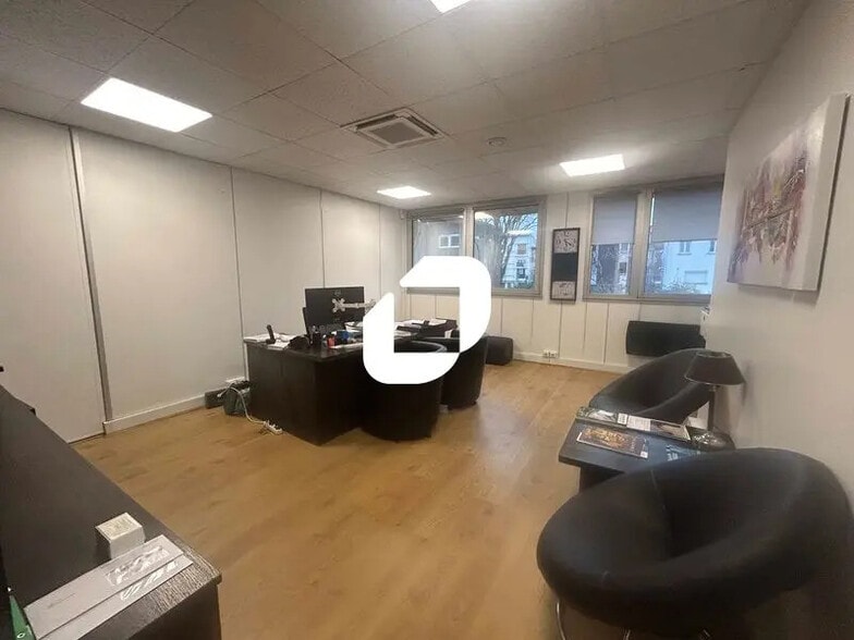 Office in Argenteuil for lease - Interior Photo - Image 2 of 12